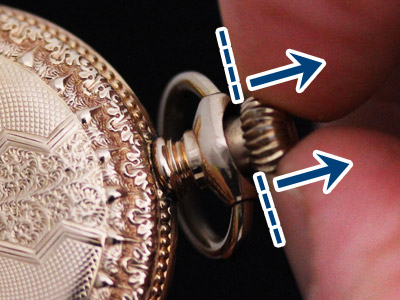 爪先を引いてリューズを引き出す