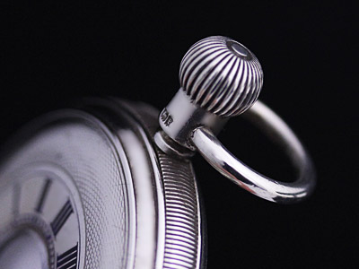 懐中時計の丸いリューズ