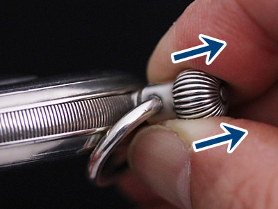 リューズを指で引く