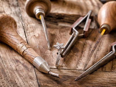 木の工具と指輪