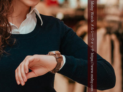 買い物中の女性と腕時計