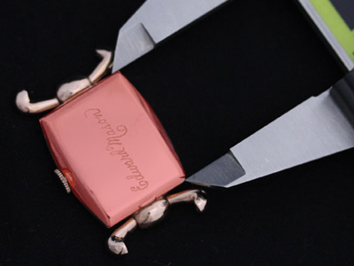 特殊な形の腕時計本体の縦の長さの計測