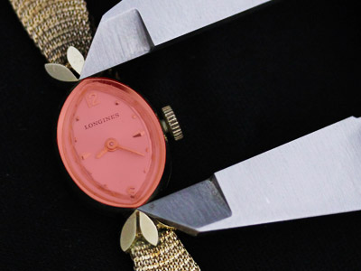 女性用腕時計本体の縦の長さの計測