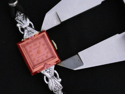 長い女性用の腕時計の縦の計測