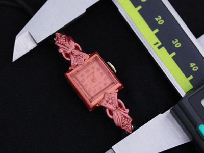 ラグが長い女性用の腕時計の計測