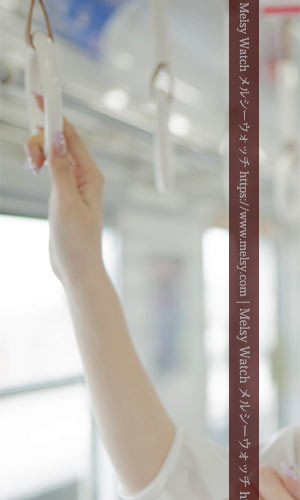 時計のつり革と女性