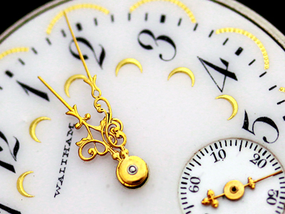 金彩模様の文字盤と豪華な針