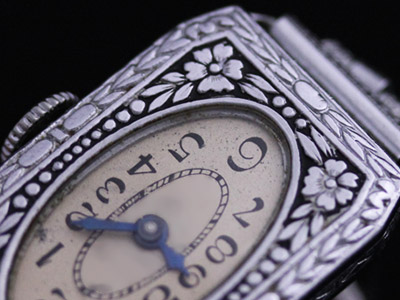 黒い花模様が施された腕時計