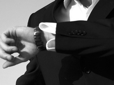 スーツの男性と腕時計