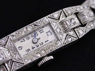 たくさんのダイヤモンドが鏤められた婦人物腕時計