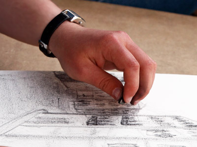 スケッチをする手と腕時計