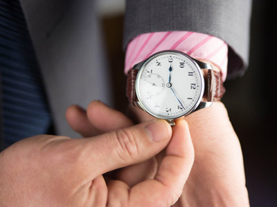 腕時計のリューズを巻く