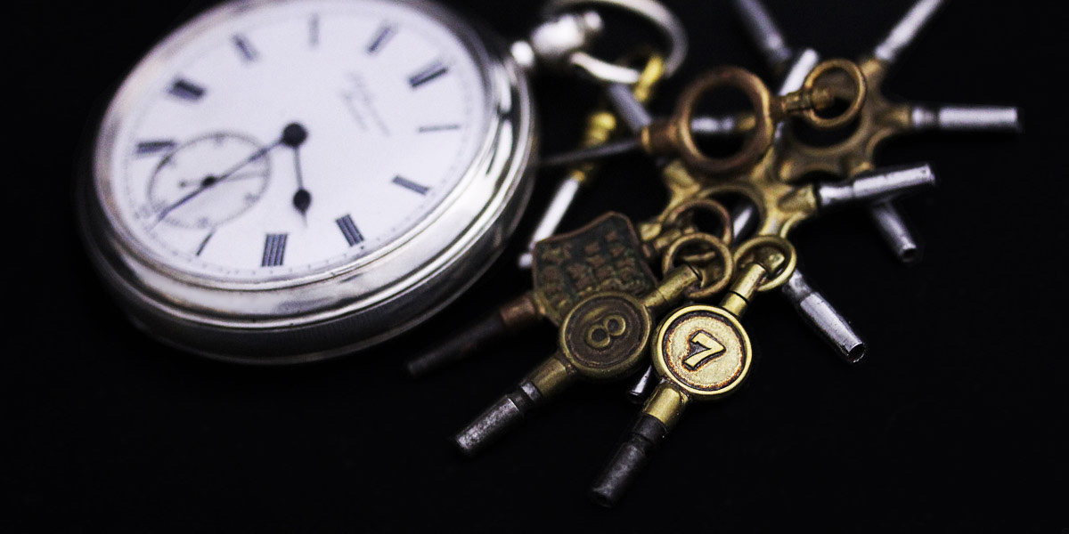 鍵巻き式の懐中時計といろいろな鍵