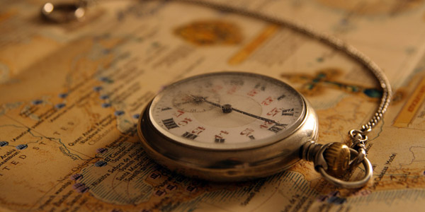 地図の上に置かれた懐中時計