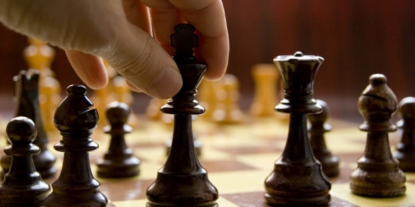 チェスの駒をつかむ