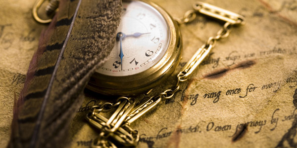使用感のある懐中時計とチェーン