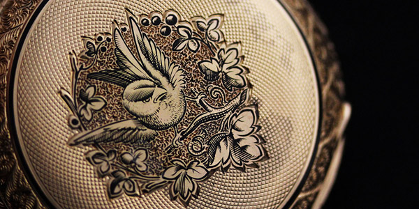 精巧な模様が彫られたケース