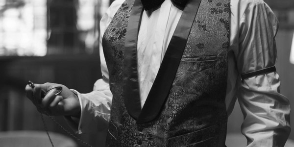 懐中時計を持った紳士