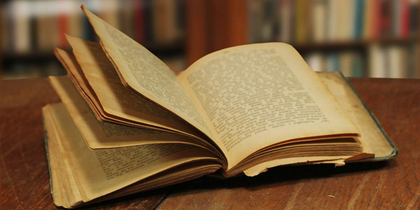 本棚と古い書物