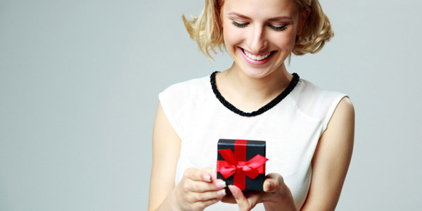 贈り物を喜ぶ女性