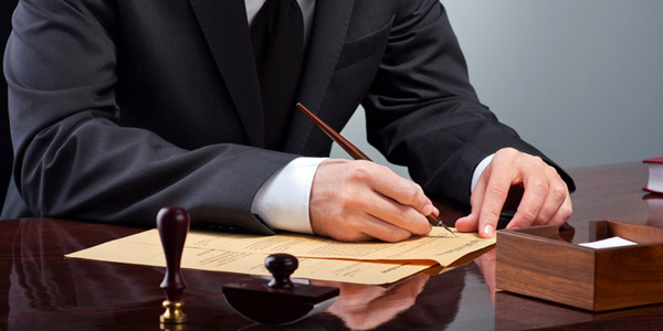 書類を書くスーツ姿の男性