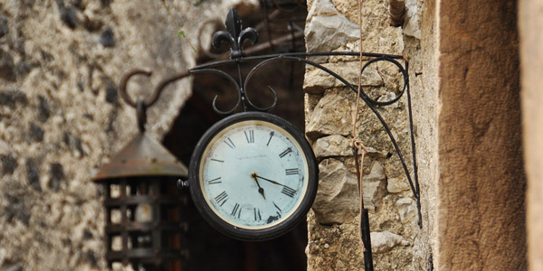 外壁に掛けられた店頭時計