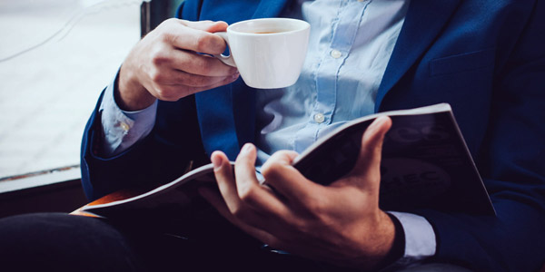 コーヒーを飲み本を読む