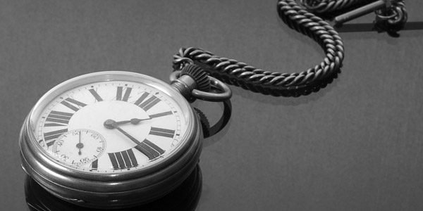 モノクロの懐中時計とチェーン
