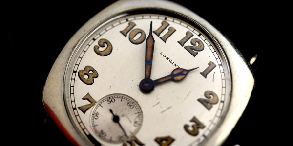 針やインデックスに蛍光塗料が施された古い腕時計