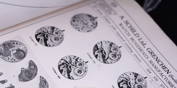 古い時計の機械と部品の本