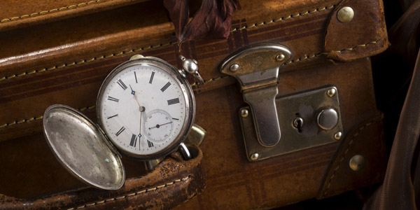 古い革のスーツケースと懐中時計