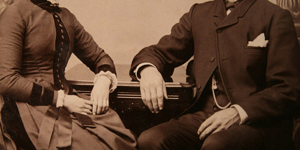 チェーンを身に着けた写真